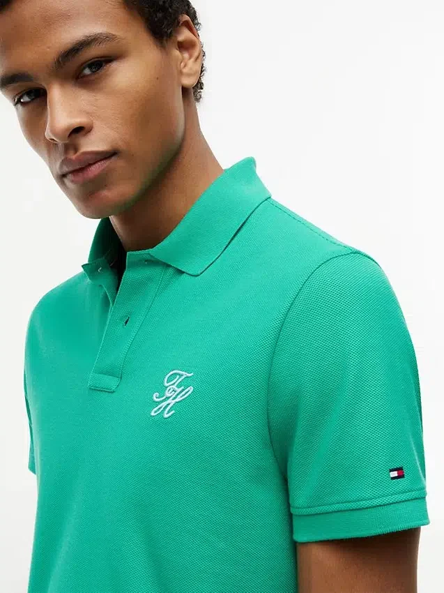 Polo em piqué com monograma em letra cursiva e corte regular Polo em piqué com monograma em letra cursiva e corte regular