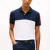 Polo em piqué com riscas em blocos de cor e corte regular Polo em piqué com riscas em blocos de cor e corte regular