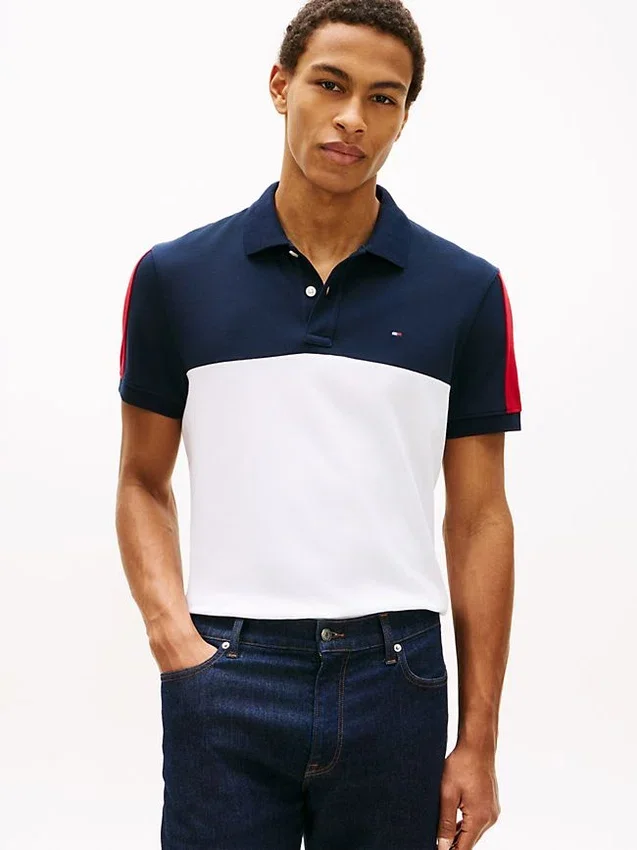 Polo em piqué com riscas em blocos de cor e corte regular Polo em piqué com riscas em blocos de cor e corte regular