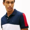 Polo em piqué com riscas em blocos de cor e corte regular Polo em piqué com riscas em blocos de cor e corte regular