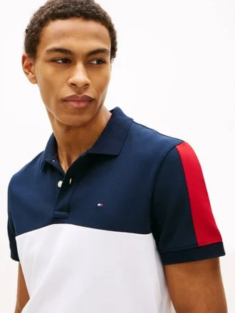 Polo em piqué com riscas em blocos de cor e corte regular