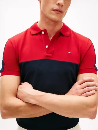 Polo em piqué com riscas em blocos de cor e corte regular