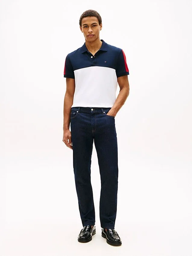 Polo em piqué com riscas em blocos de cor e corte regular Polo em piqué com riscas em blocos de cor e corte regular