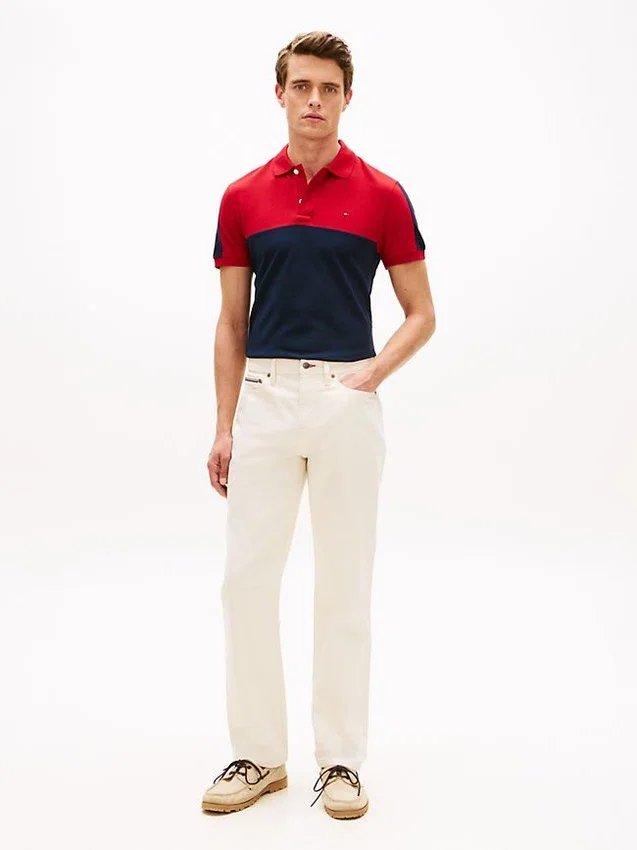 Polo em piqué com riscas em blocos de cor e corte regular Polo em piqué com riscas em blocos de cor e corte regular