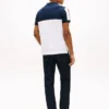 Polo em piqué com riscas em blocos de cor e corte regular Polo em piqué com riscas em blocos de cor e corte regular