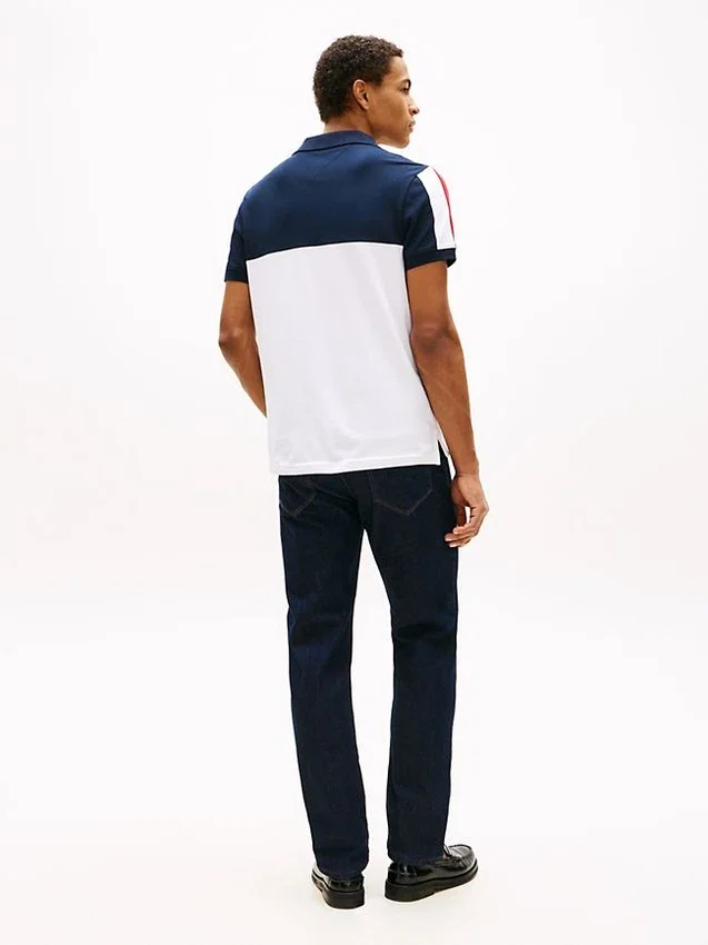 Polo em piqué com riscas em blocos de cor e corte regular Polo em piqué com riscas em blocos de cor e corte regular