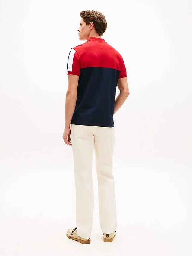 Polo em piqué com riscas em blocos de cor e corte regular Polo em piqué com riscas em blocos de cor e corte regular