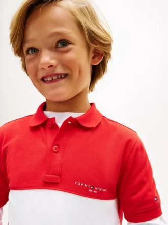Polo infantil com blocos de cor
