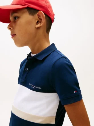 Polo infantil com blocos de cor