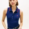Polo sem mangas com corte justo e monograma em script Polo sem mangas com corte justo e monograma em script