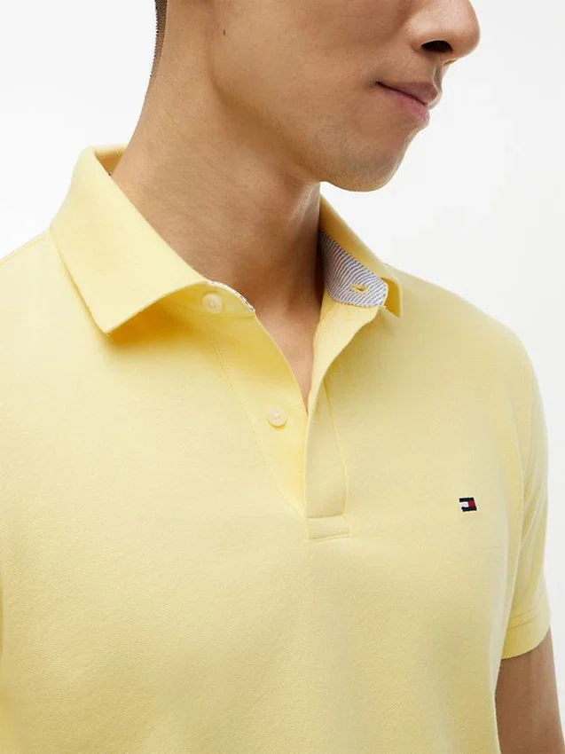 Polo Tommy com corte regular e elástico Polo Tommy com corte regular e elástico