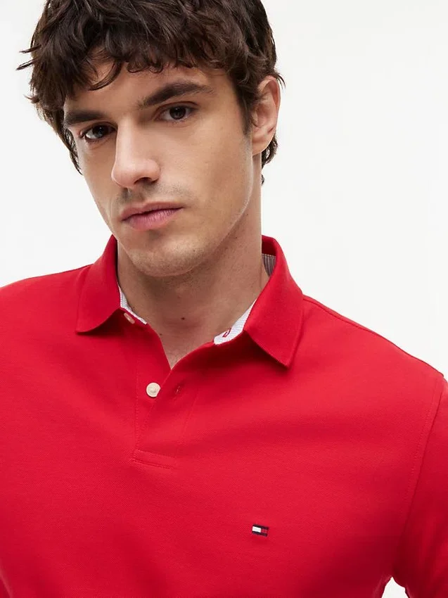 Polo Tommy com corte regular e elástico Polo Tommy com corte regular e elástico