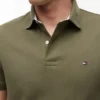 Polo Tommy com corte regular e elástico Polo Tommy com corte regular e elástico