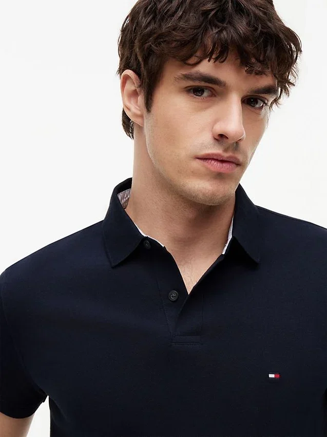 Polo Tommy com corte regular e elástico Polo Tommy com corte regular e elástico
