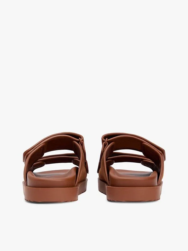 Sandália deslizante de couro nubuck com duas tiras Sandália deslizante de couro nubuck com duas tiras