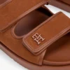 Sandália deslizante de couro nubuck com duas tiras Sandália deslizante de couro nubuck com duas tiras