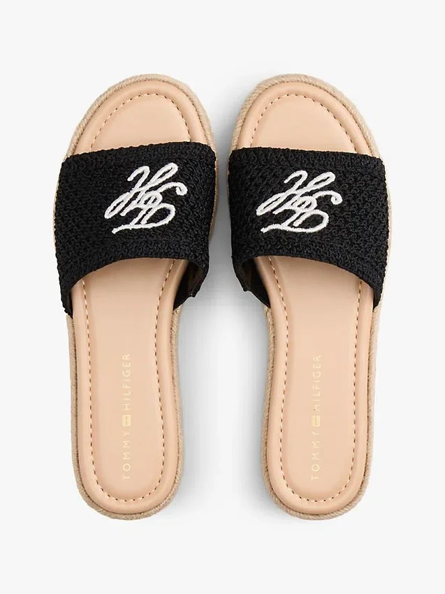 Sandália Espadrilha com Monograma em Letra Cursiva Sandália Espadrilha com Monograma em Letra Cursiva