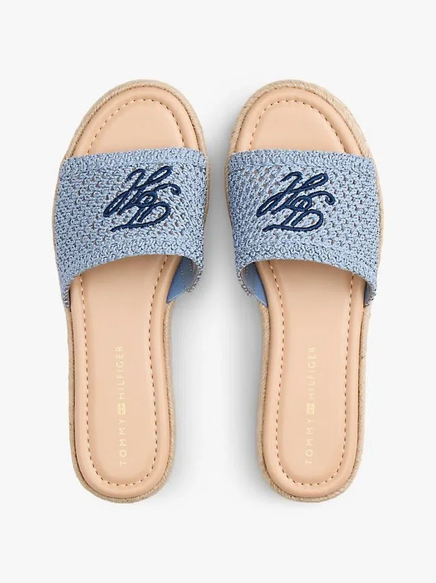 Sandália Espadrilha com Monograma em Letra Cursiva Sandália Espadrilha com Monograma em Letra Cursiva