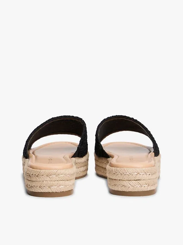 Sandália Espadrilha com Monograma em Letra Cursiva Sandália Espadrilha com Monograma em Letra Cursiva