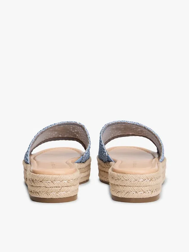 Sandália Espadrilha com Monograma em Letra Cursiva Sandália Espadrilha com Monograma em Letra Cursiva