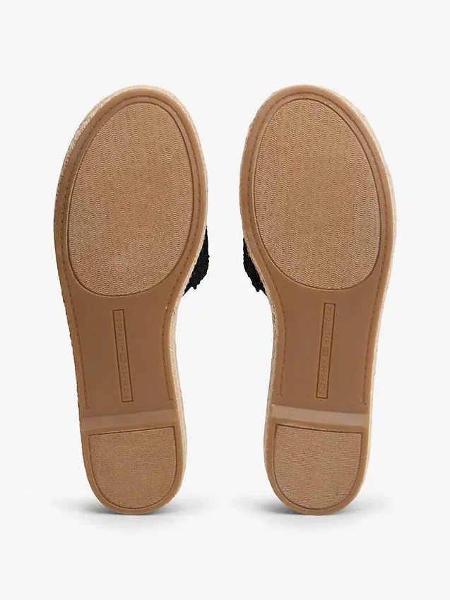 Sandália Espadrilha com Monograma em Letra Cursiva Sandália Espadrilha com Monograma em Letra Cursiva