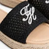 Sandália Espadrilha com Monograma em Letra Cursiva Sandália Espadrilha com Monograma em Letra Cursiva