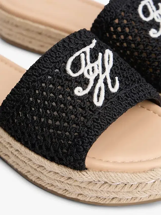 Sandália Espadrilha com Monograma em Letra Cursiva Sandália Espadrilha com Monograma em Letra Cursiva