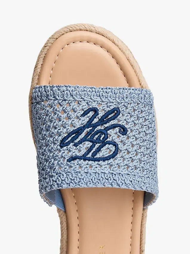 Sandália Espadrilha com Monograma em Letra Cursiva Sandália Espadrilha com Monograma em Letra Cursiva