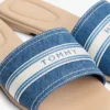 Sandália tipo chinelo em ganga com logótipo em tecido Sandália tipo chinelo em ganga com logótipo em tecido