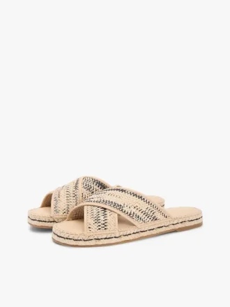 Sandália tipo espadrilha de ráfia