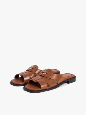 Sandália tipo mocassim em pele