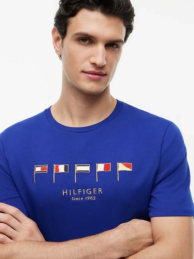 T-shirt com bandeira náutica bordada T-shirt com bandeira náutica bordada