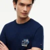 T-shirt com bolso e logótipo floral T-shirt com bolso e logótipo floral