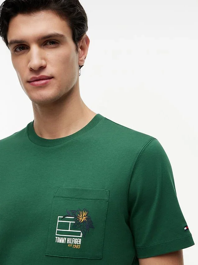 T-shirt com bolso e logótipo floral T-shirt com bolso e logótipo floral