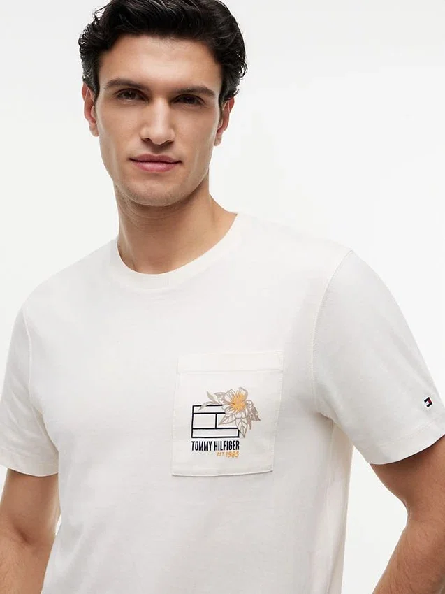 T-shirt com bolso e logótipo floral T-shirt com bolso e logótipo floral