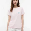 T-shirt com bolso e monograma em letra cursiva T-shirt com bolso e monograma em letra cursiva