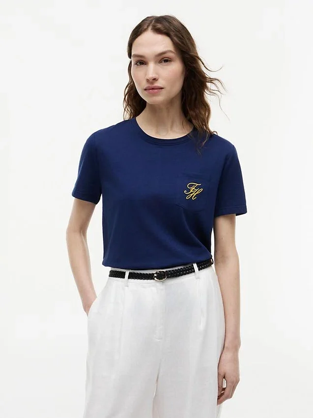 T-shirt com bolso e monograma em letra cursiva T-shirt com bolso e monograma em letra cursiva