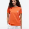 T-shirt com bolso e monograma em letra cursiva T-shirt com bolso e monograma em letra cursiva