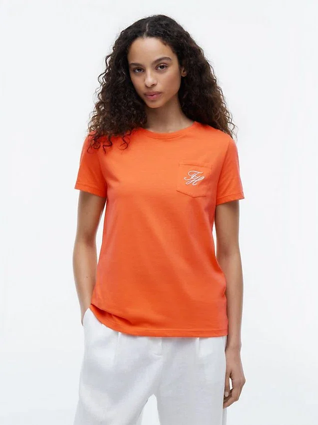 T-shirt com bolso e monograma em letra cursiva T-shirt com bolso e monograma em letra cursiva