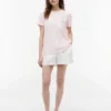 T-shirt com bolso e monograma em letra cursiva T-shirt com bolso e monograma em letra cursiva