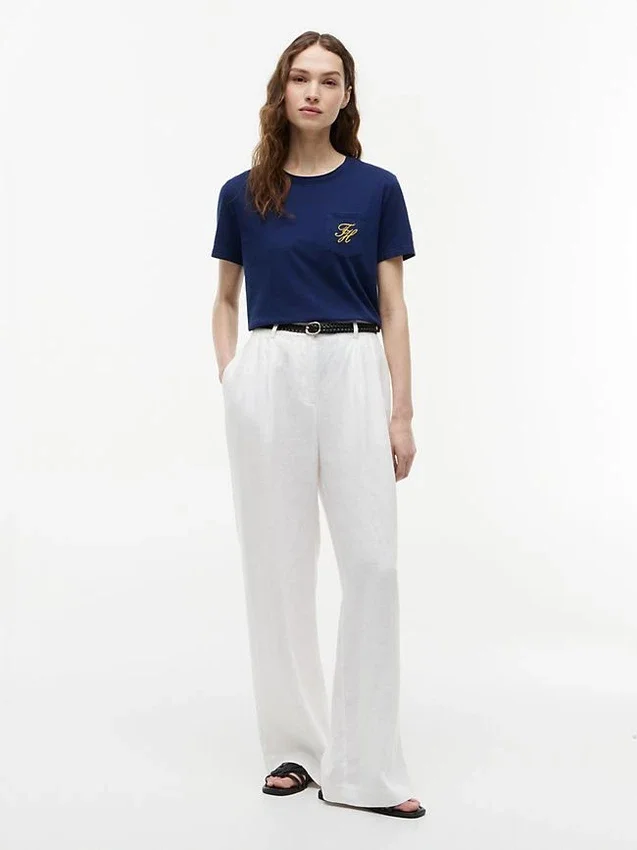 T-shirt com bolso e monograma em letra cursiva T-shirt com bolso e monograma em letra cursiva