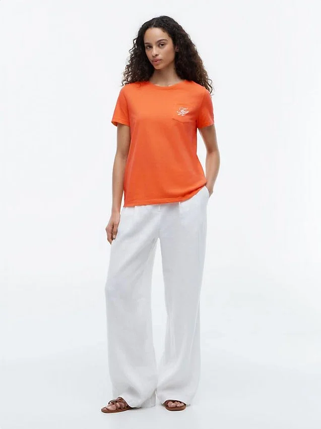 T-shirt com bolso e monograma em letra cursiva T-shirt com bolso e monograma em letra cursiva
