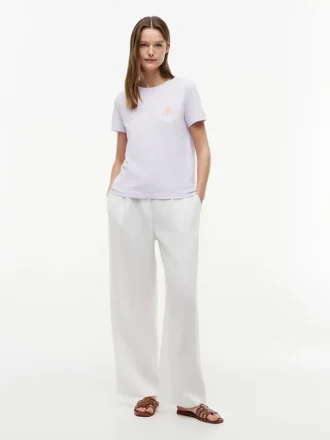 T-shirt com bolso e monograma em letra cursiva