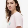 T-shirt com bolso e monograma em letra cursiva T-shirt com bolso e monograma em letra cursiva