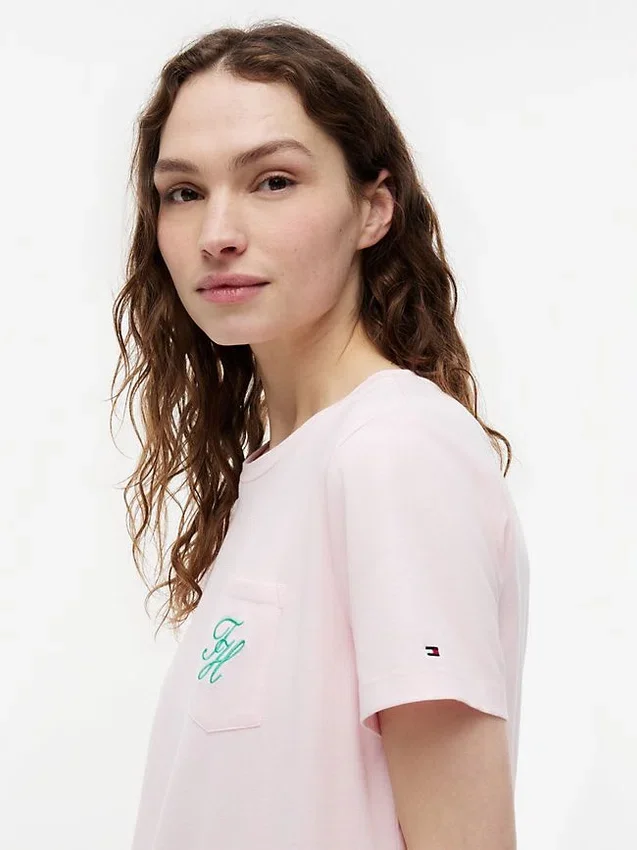 T-shirt com bolso e monograma em letra cursiva T-shirt com bolso e monograma em letra cursiva
