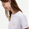 T-shirt com bolso e monograma em letra cursiva T-shirt com bolso e monograma em letra cursiva