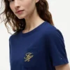 T-shirt com bolso e monograma em letra cursiva T-shirt com bolso e monograma em letra cursiva