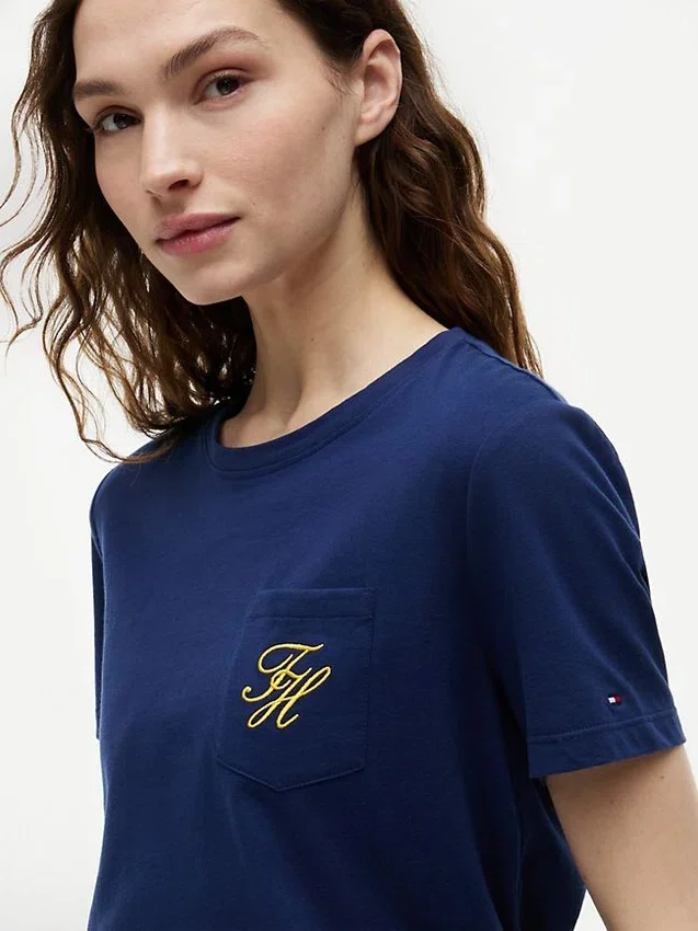 T-shirt com bolso e monograma em letra cursiva T-shirt com bolso e monograma em letra cursiva