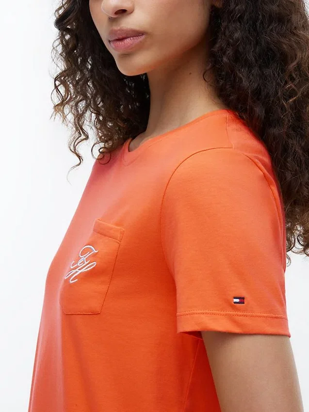 T-shirt com bolso e monograma em letra cursiva T-shirt com bolso e monograma em letra cursiva