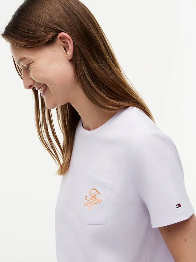 T-shirt com bolso e monograma em letra cursiva T-shirt com bolso e monograma em letra cursiva